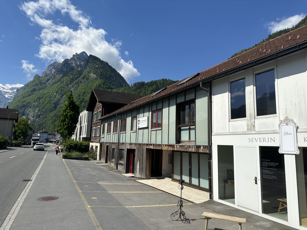 B&acirc;timent commercial &agrave; N&auml;fels (GL)